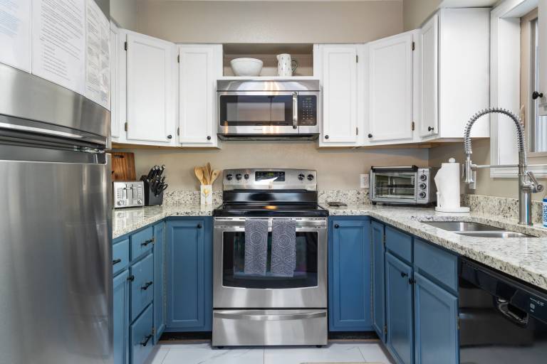 Completely Remodeled Townhome On Uncompahgre River! Walk to Town — photo 4