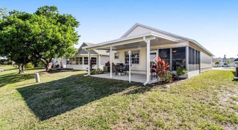 House with pool in Bradenton, FL