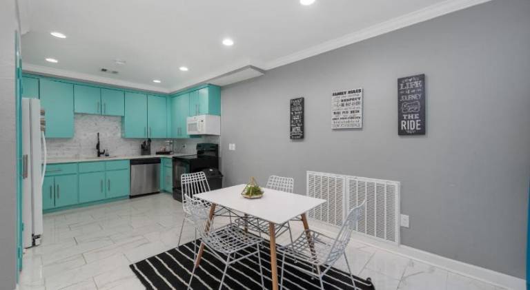 Spacious 2BR Apt with King Beds & Fully Equipped Kitchen in Houston, TX
