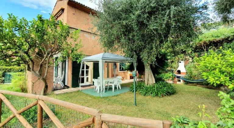Pleasant vacation home with terrace, pool & garden | Pet-friendly — photo 4