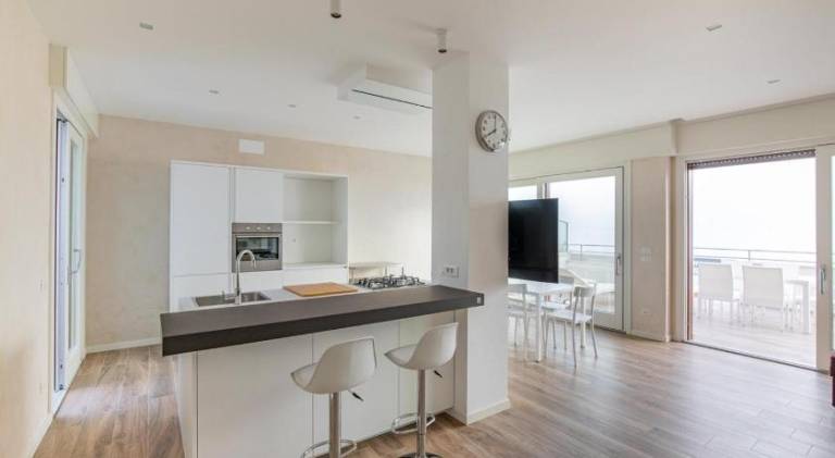 Beachfront Penthouse with private parking — photo 4