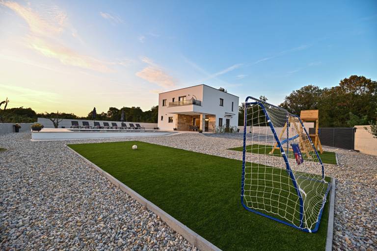 Child-friendly ample villa with yard, terrace & private pool | Pet-friendly — photo 4