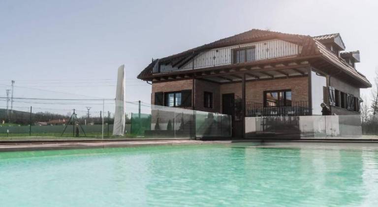 Vacation home with barbecue, yard & pool — photo 4