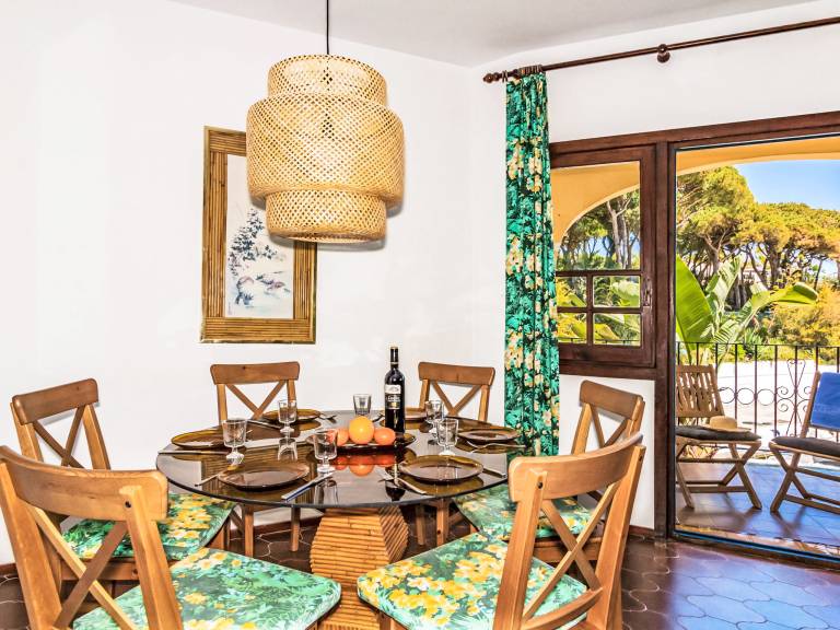 Apartment with garden, patio & pool | Sea view — photo 4