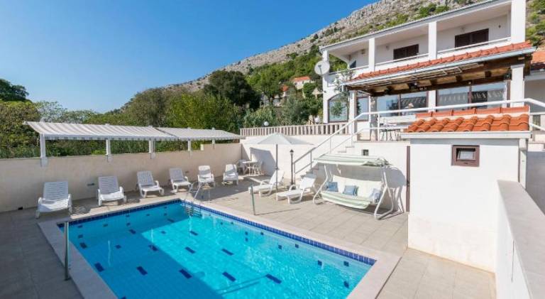 Villa with pool & hot tub in Omis