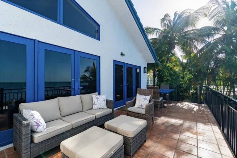 Villa with terrace & pool — photo 2