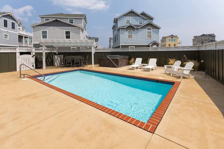 Dog Friendly Pool Hot Tub 8Min Walk to Beach in Outer Banks, NC