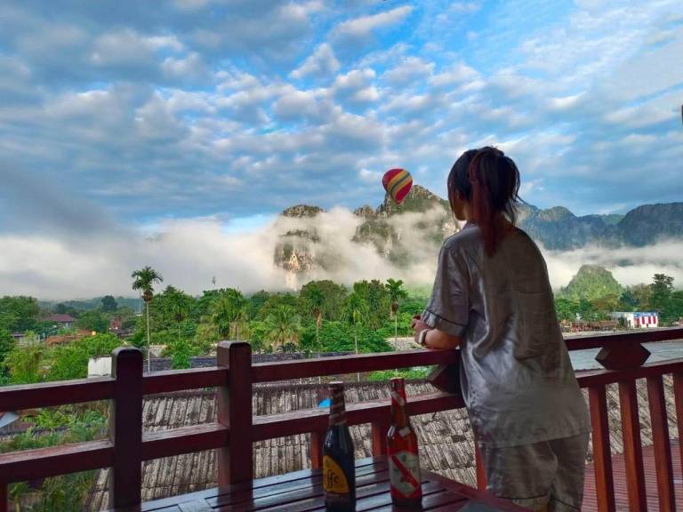 Hana riverside hotel in Vang
