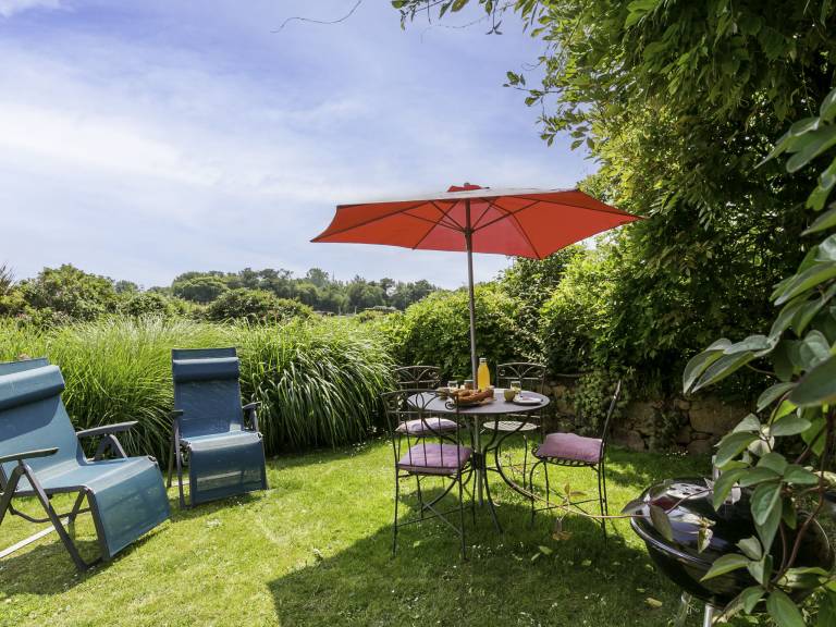 House with barbecue, garden & patio — photo 2