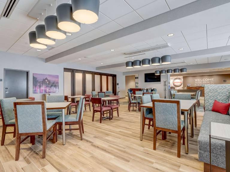 Hampton Inn and Suites by Hilton Cincinnati Midtown Rookwood — photo 3