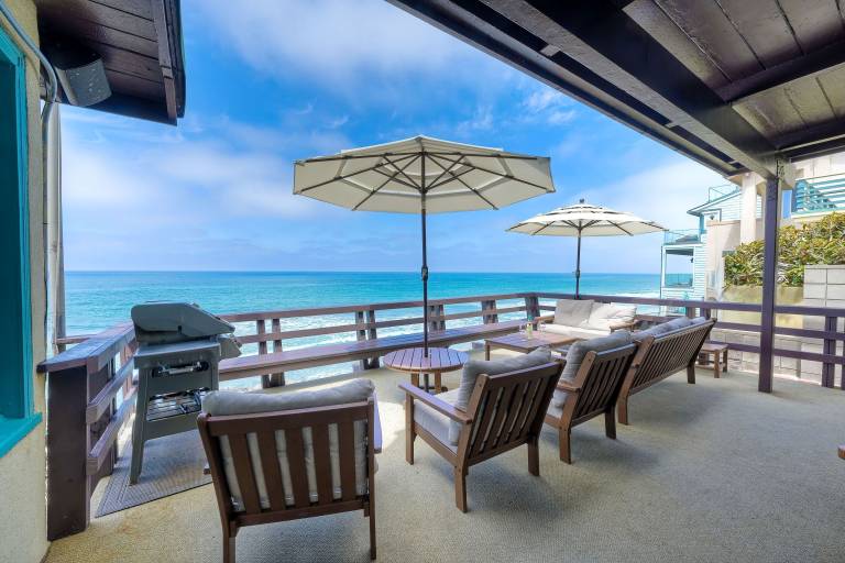 Oceanfront 4BR Private Beach 2 Patios BBQ — photo 2
