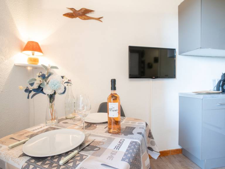 Rental apartment with patio — photo 3