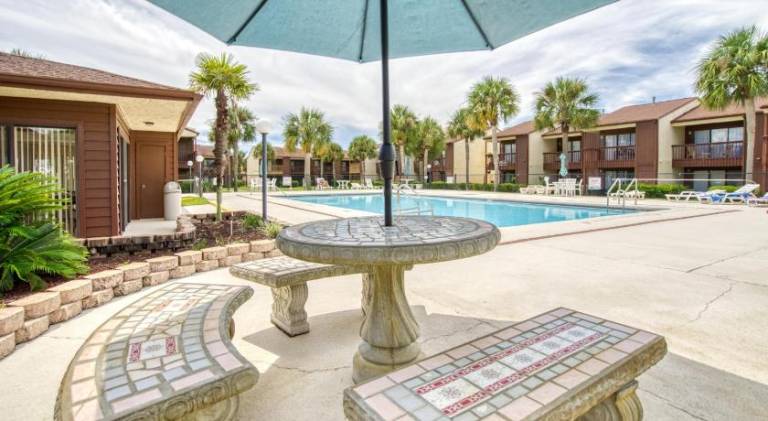 Vacation home with pool — photo 3