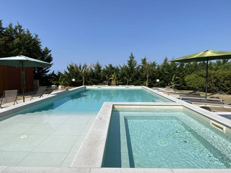 Fully equipped spacious vacation home with private pool, patio & barbeque | Pet-friendly — photo 2