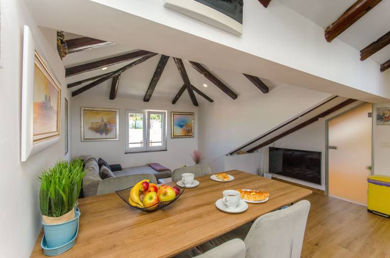 Charming rental apartment with patio & jacuzzi | Next to Diocletian's Palace | Sea view | Beach nearby | Pets allowed — photo 4