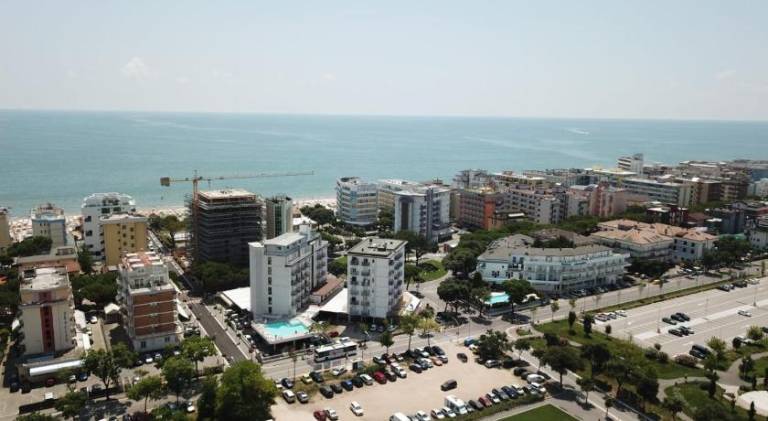 Apartment with terrace, hot tub & pool | Good for workation in Jesolo