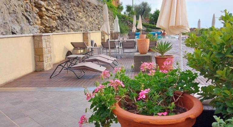 Serviced apartment with pool, patio & jacuzzi — photo 4