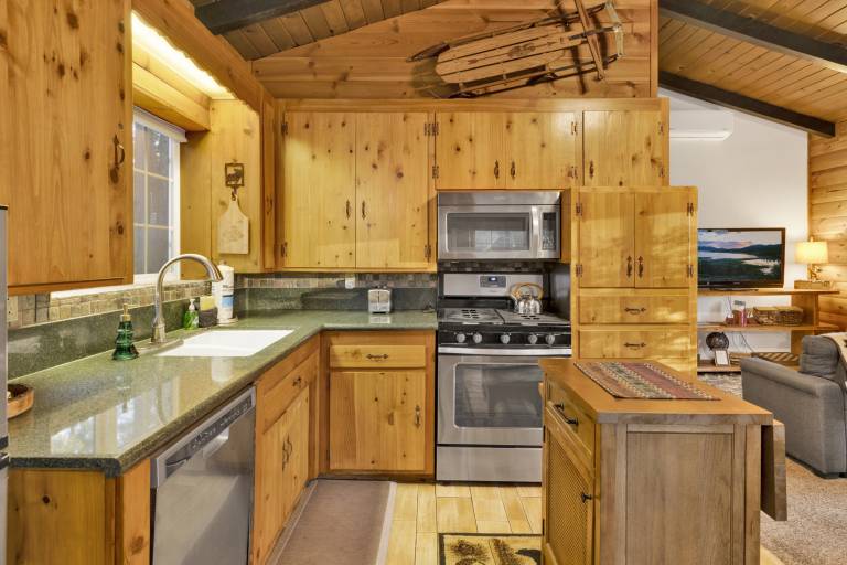 Orchard Family Cabin Near Historic Big Bear Village Walk to Marina — photo 3