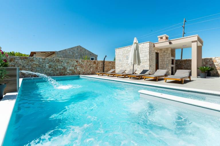 Fully equipped villa with private pool, sauna & grill | Pets allowed — photo 2