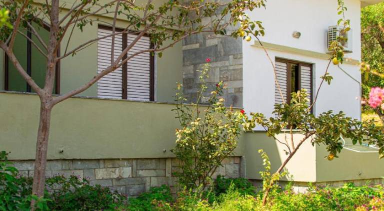 Rental apartment with garden, terrace & barbecue — photo 3