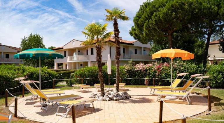 Holiday apartment with pool, garden & patio — photo 5