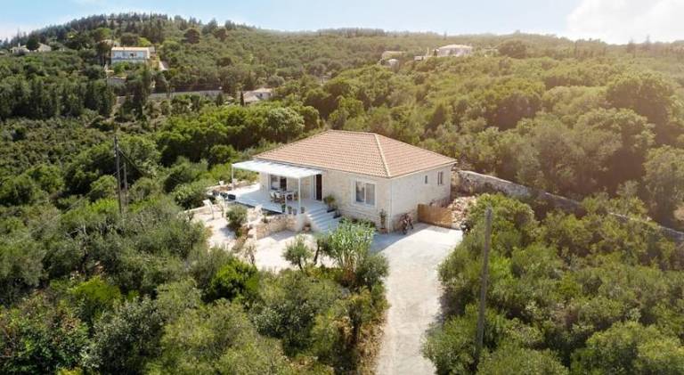Villa with barbecue, terrace & yard — photo 5