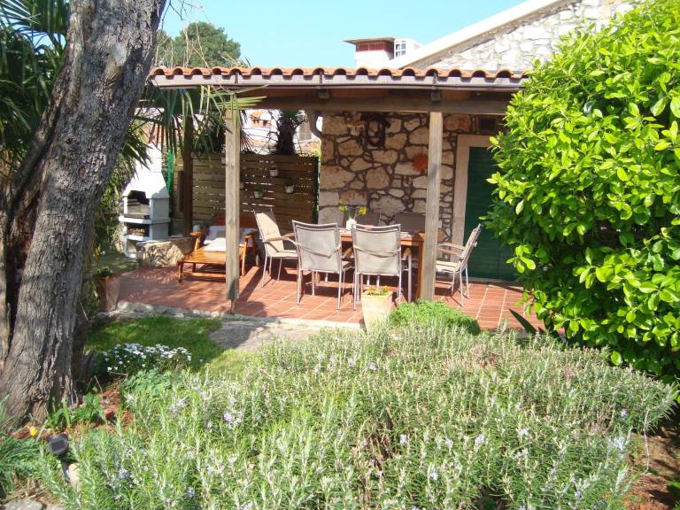 Vacation home with grill, terrace & yard — photo 5