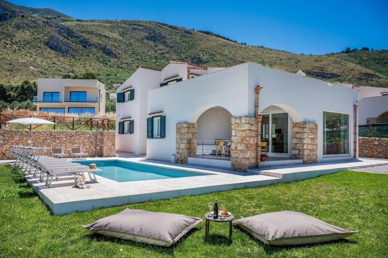 Villa with grill, private pool & garden | Garden view — photo 2