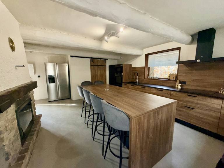 Vacation home with barbecue, private pool & yard — photo 5