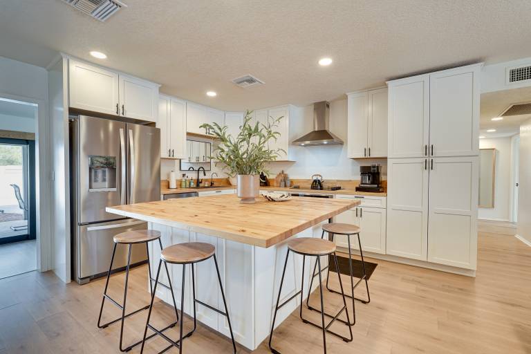 Pool, Grill & Fire Pit: Pet-Friendly Arizona Home — photo 2