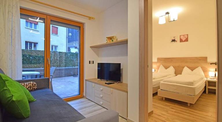 Nice house with sauna, hot tub & patio | Pet-friendly — photo 2