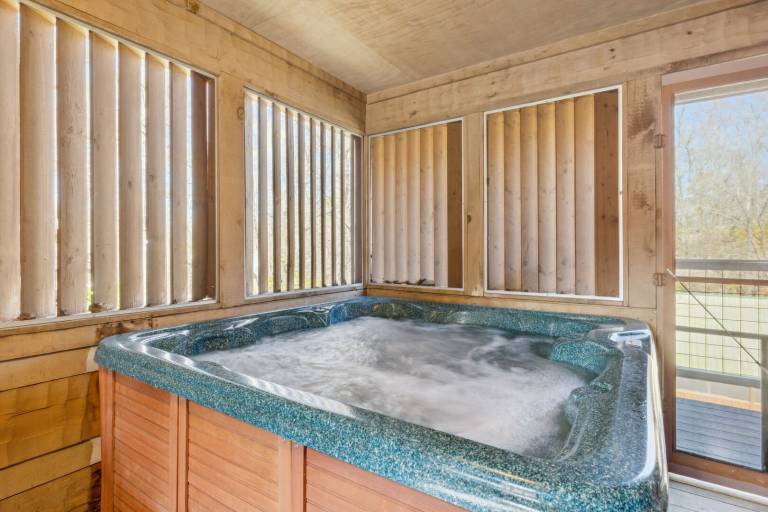 Lovey Bear - A Cozy Dog-Friendly Cabin with Hot Tub, Fireplace – Across from Soaky Mountain — photo 2