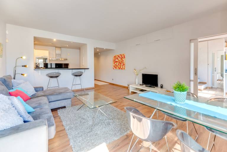 Chic Designer Apartment with Sea Views, Wi-Fi and Air Conditioning — photo 2
