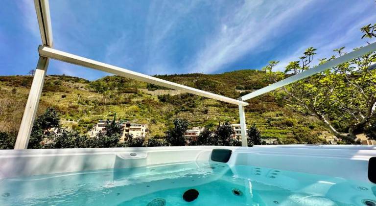 Serviced apartment with patio, yard & jacuzzi | Beach nearby | Pets allowed — photo 3