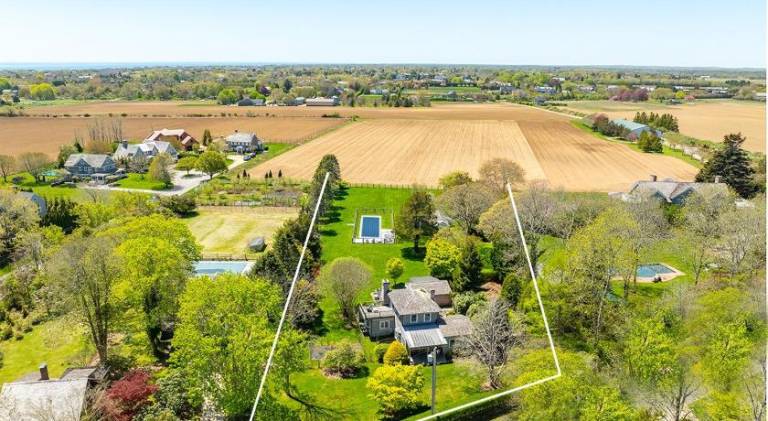 House with pool in Southampton, NY