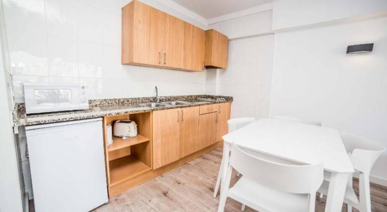 Pleasant serviced apartment with patio & pool | Next to the beach | Dogs allowed — photo 5