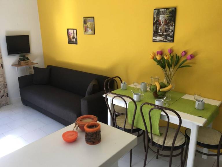 Apartment with patio, BBQ & garden — photo 5