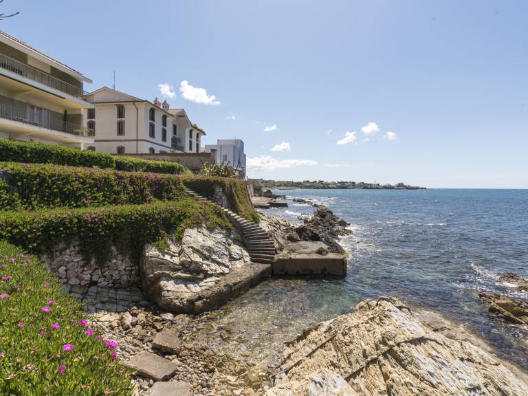 Apartment with yard & terrace | Sea view — photo 5