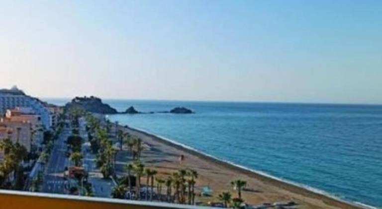Serviced apartment with pool & patio | Close to the beach | Dogs allowed in Almunecar
