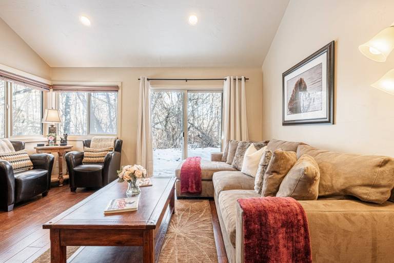 Walk to the Cabriolet, Free Shuttle, Private Hot Tub Lux Amenities! — photo 4