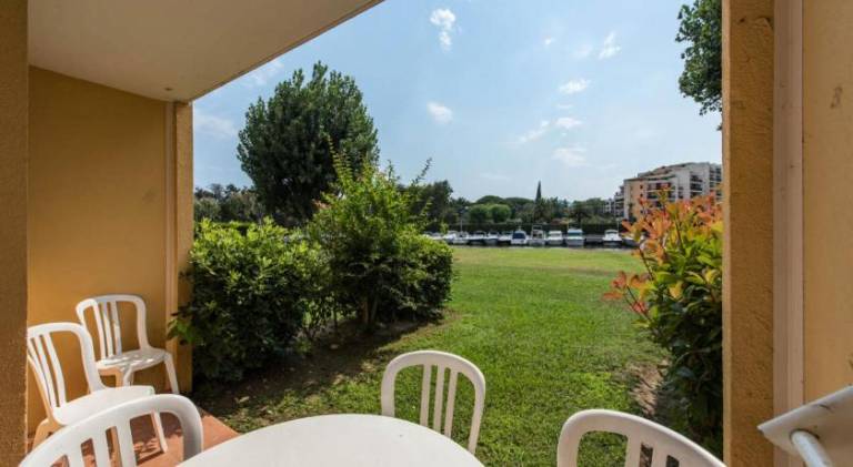 Rental apartment with patio & pool in Mandelieu-La-Napoule