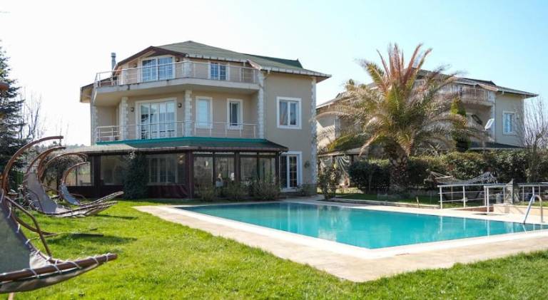 Villa with barbecue, private pool & patio | Suitable for remote work in Marmara
