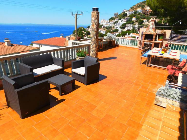 Fully equipped spacious house with barbeque, terrace & yard | Next to the beach | Pet-friendly in Roses