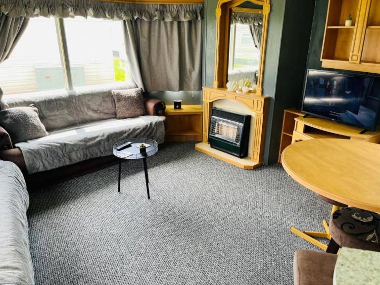 4-Bed Seaside Caravan Free Wifi Pet Friendly Skegness in Skegness