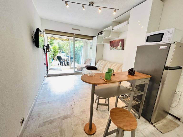 Cozy studio near the beach with private parking — photo 5