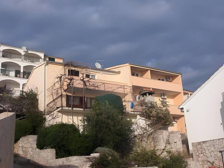 Rental apartment with terrace, barbeque & pool in Okrug