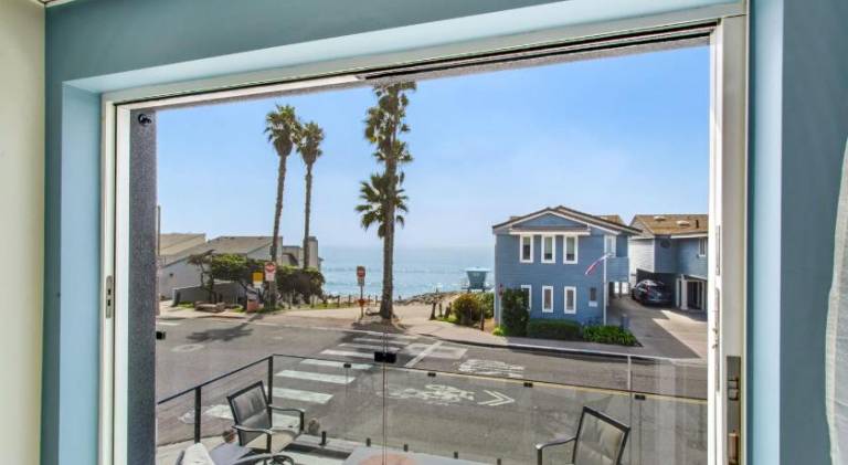 Vacation home with hot tub — photo 4