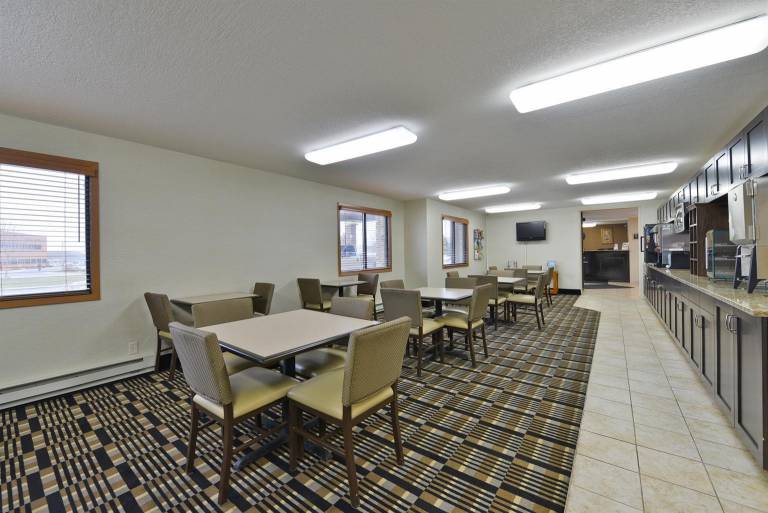 Americas Best Value Inn & Suites Bismarck — photo 3