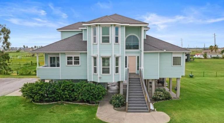 Perfect Family Getaway and Close to the Beach in Galveston, TX