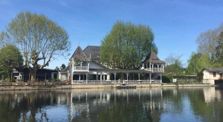 Hotel Restaurant Pavillon Bleu in Olivet